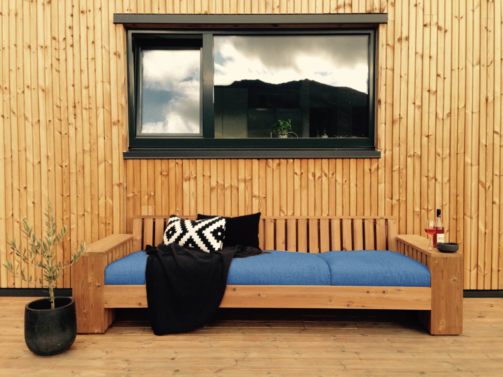 thermory-pine-cladding-26x140mm-profile-c8-pine-decking-26x140mm-profile-d4sg-private-house-new-zealand-3-1024x768