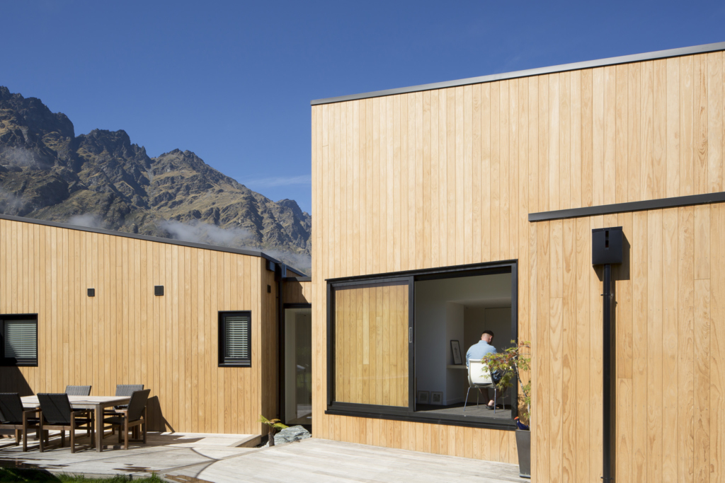 thermory-radiata-pine-cladding-profile-c3-jacks-point-family-home-new-zealand-ben-hudson-architects-photo-credit-sarah-rowlands-4-1024x683