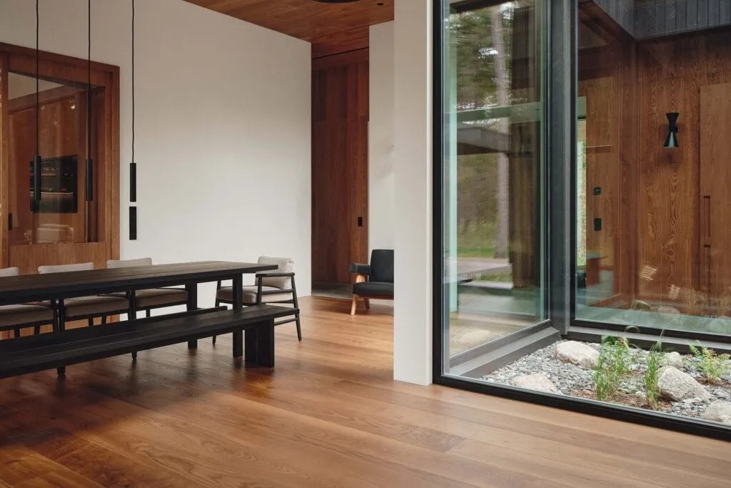 Melegség és Minimalizmus: A Fa Időtlen Szépségének Megragadása