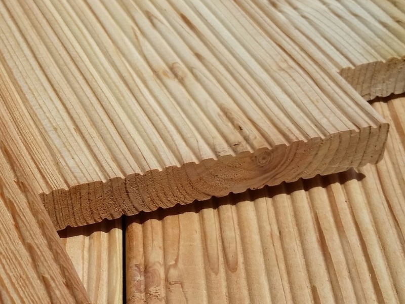 finn-fatelep-vorosfenyo-teraszburkolat